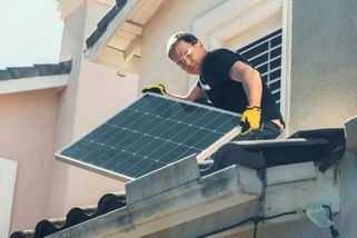 Střecha souseda zajistí nízké účty za elektřinu. Plán má ale háček